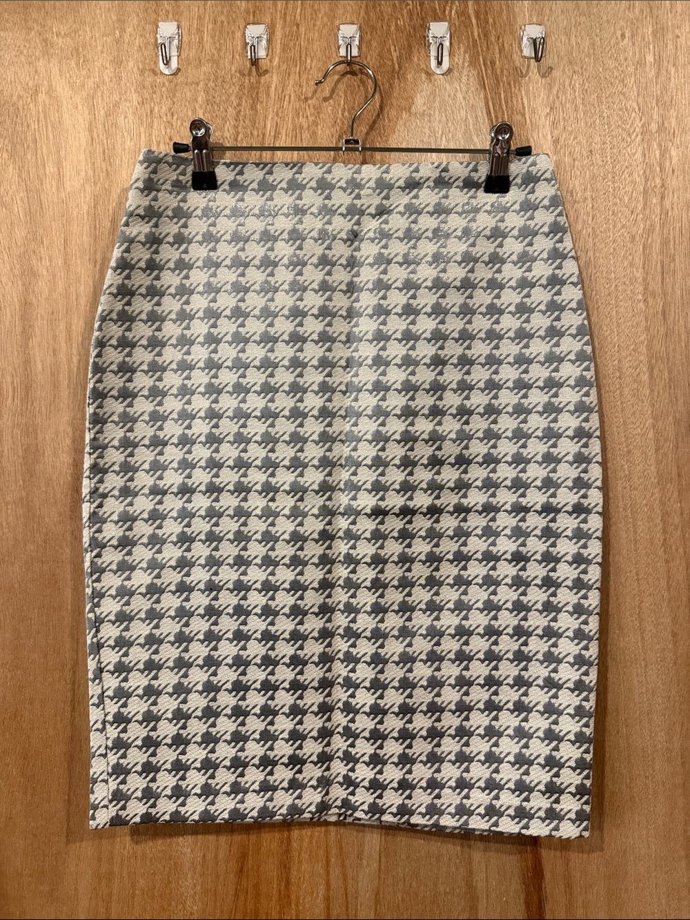 Sz 0 New York & Company Grey and White Houndstooth Pencil Skirt